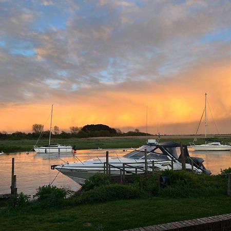 Hot Tub With A View - Christchurch Harbour ภายนอก รูปภาพ