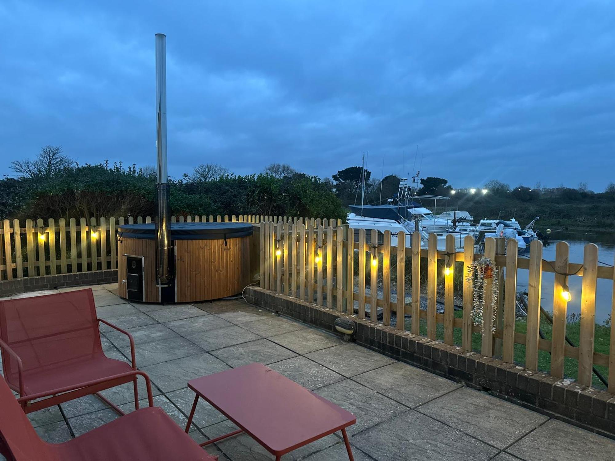 Hot Tub With A View - Christchurch Harbour ภายนอก รูปภาพ