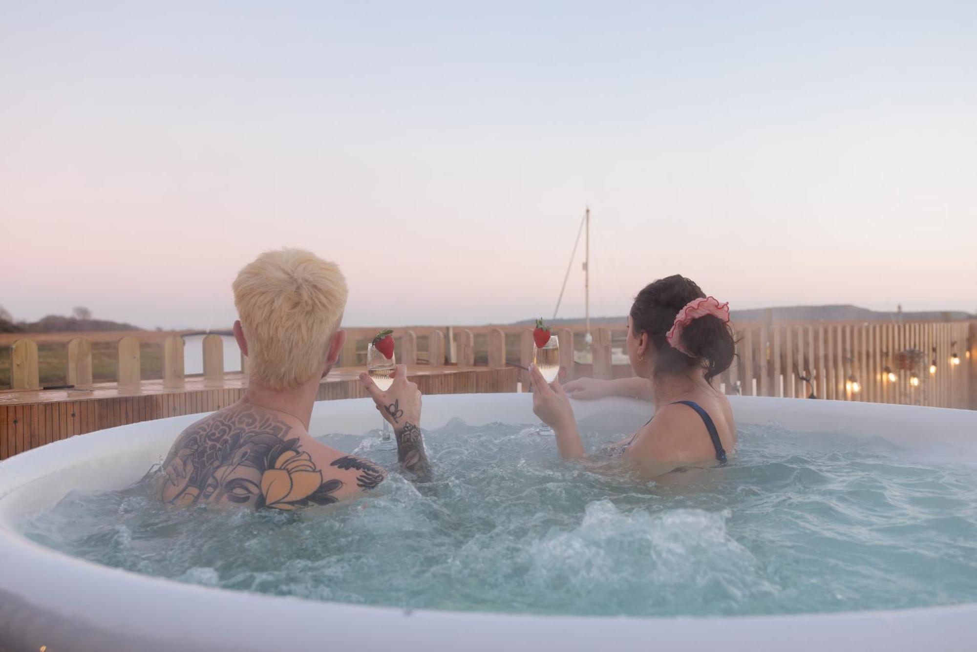 Hot Tub With A View - Christchurch Harbour ภายนอก รูปภาพ