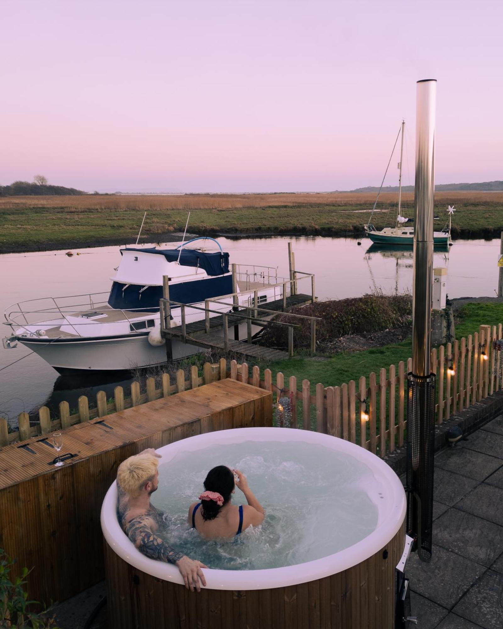 Hot Tub With A View - Christchurch Harbour ภายนอก รูปภาพ