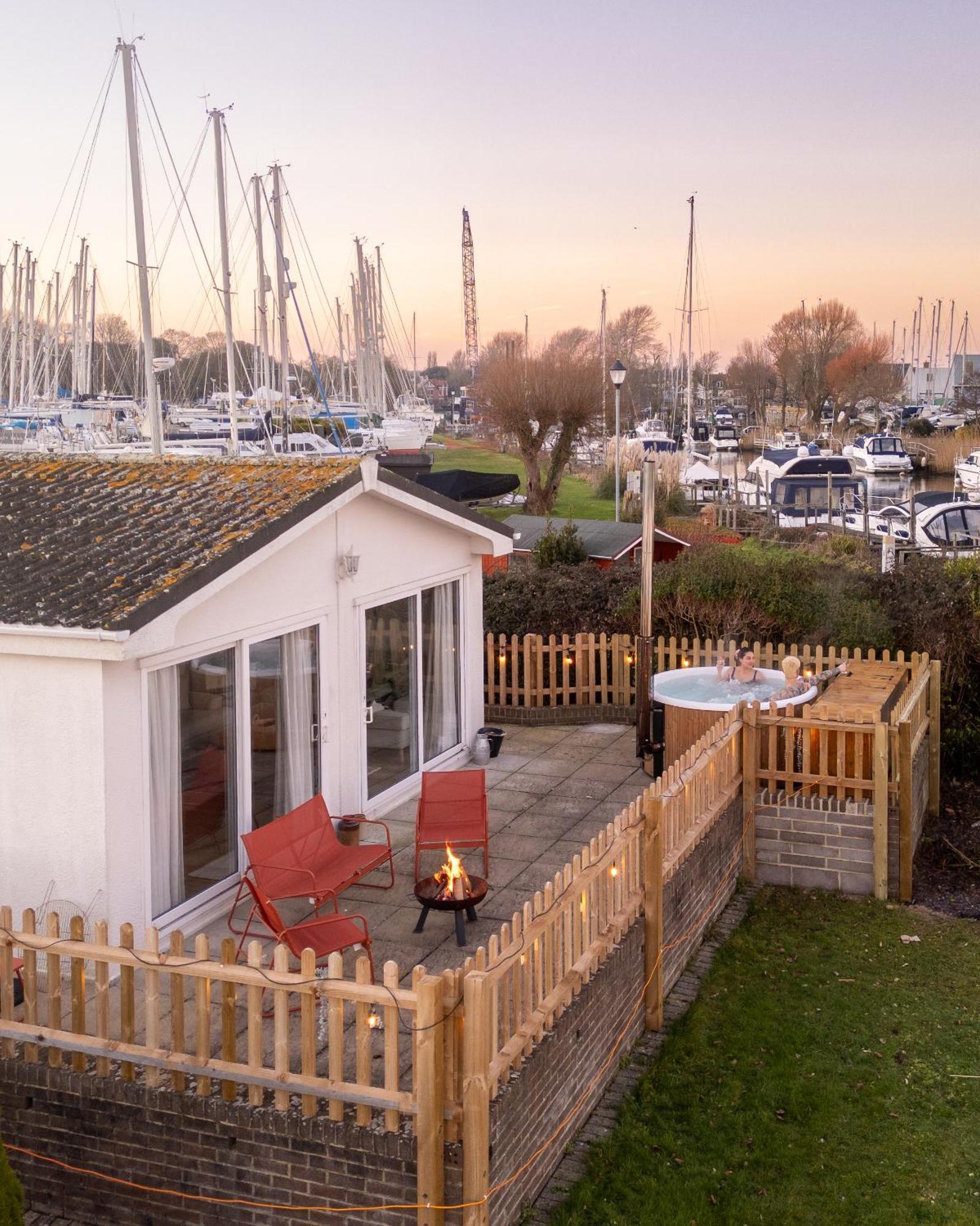 Hot Tub With A View - Christchurch Harbour ภายนอก รูปภาพ